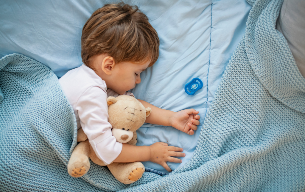 Τι ώρα πρέπει να πηγαίνουν τα παιδιά για ύπνο ανάλογα με την ηλικία τους – Ο πίνακας με τις ώρες