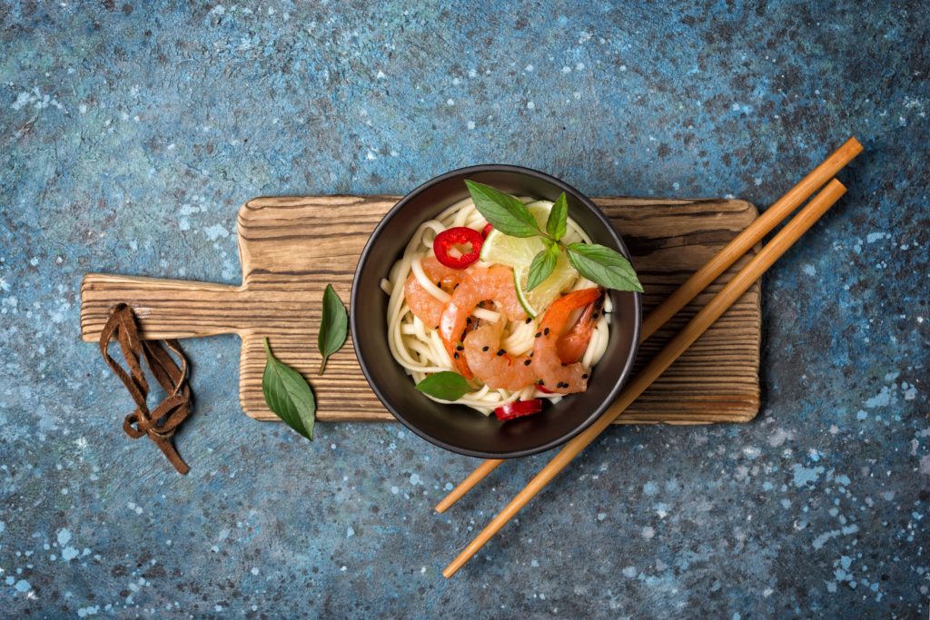 Πεντανόστιμα noodles με σολομό από το Σεφ Κώστα Δημόπουλο