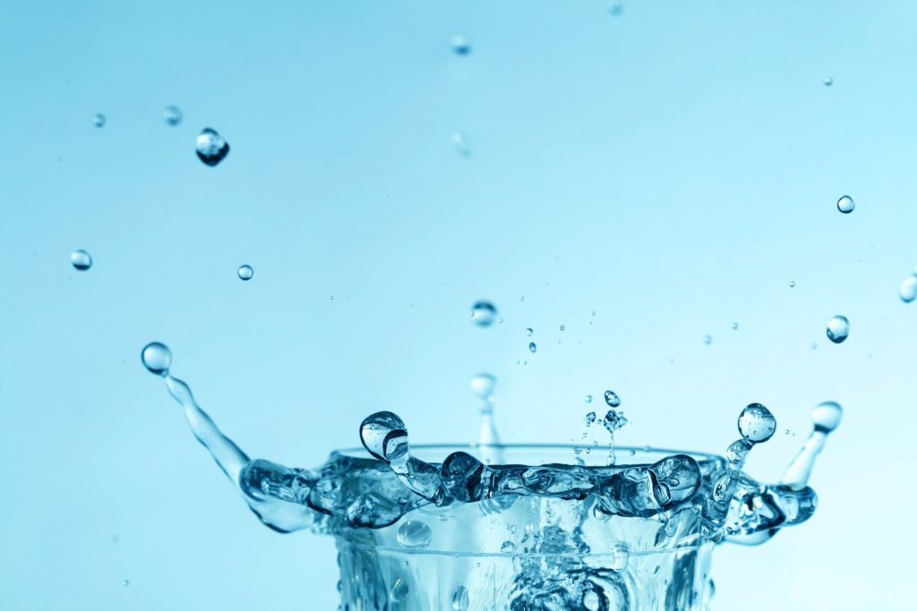 Πώς πρέπει να πίνετε νερό και κάθε πότε για να λειτουργεί σωστά ο οργανισμός – Τι να προσθέσετε στο ποτήρι σας