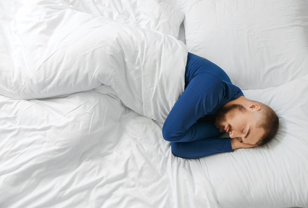 Αυτή είναι η χειρότερη στάση ύπνου σύμφωνα με την Mayo Clinic – Οι ειδικοί επισημαίνουν τους κινδύνους με τους οποίους συνδέεται
