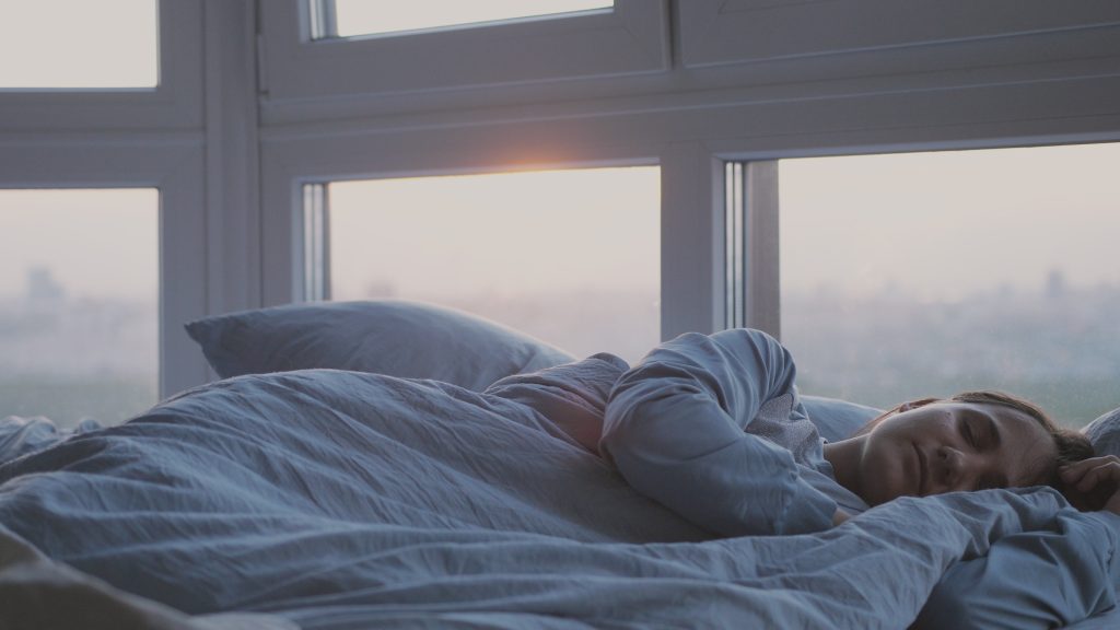 Αυτή η αθώα συνήθεια του ύπνου αυξάνει τον κίνδυνο εγκεφαλικού κατά 40% – Πώς θα προστατευθείτε