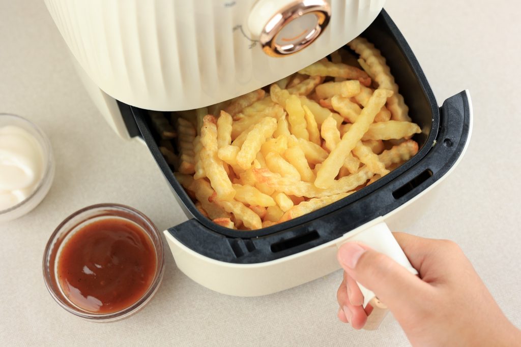 Μαγείρεμα σε air fryer ή τηγάνισμα σε φριτέζα: Ποιο είναι πιο υγιεινό