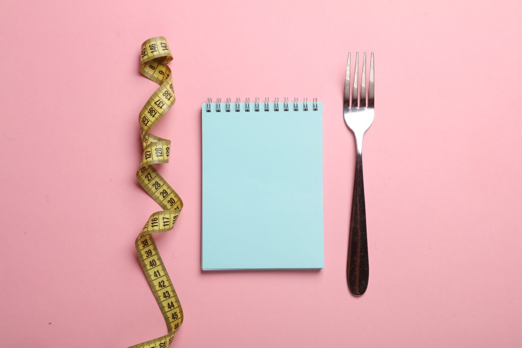 Ο ταχύτερος και πιο υγιεινός τρόπος για να χάσετε βάρος, σύμφωνα με τη μελέτη «Battle of the Diets»