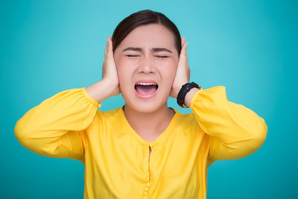 Τα βουλωμένα αυτιά μπορεί να είναι σημάδι σοβαρής ασθένειας; Πότε να ανησυχήσουμε σύμφωνα με ειδικό