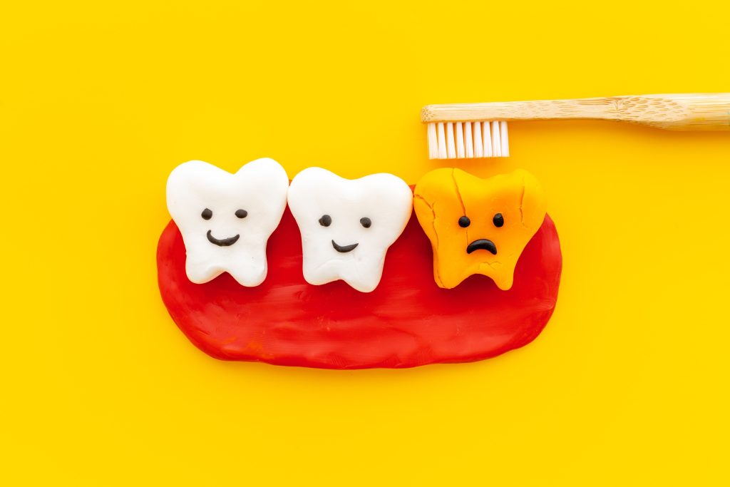 Έχετε κίτρινα δόντια; Πώς να τα λευκάνετε φυσικά, σύμφωνα με οδοντίατρο
