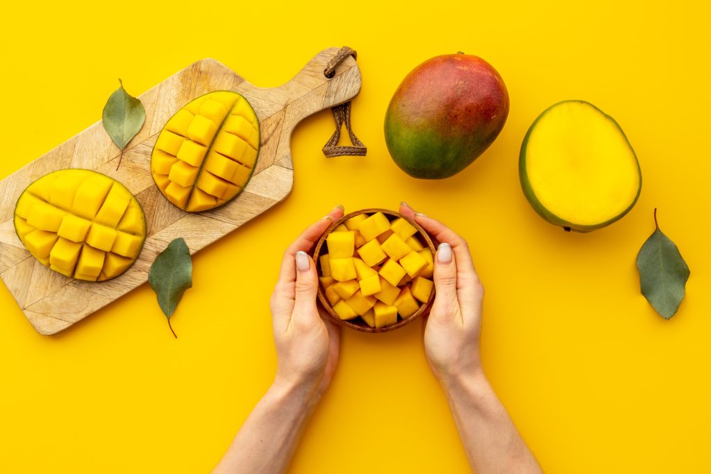 Πρέπει να μουλιάζετε το μάνγκο πριν το φάτε; Τι λέει διατροφολόγος
