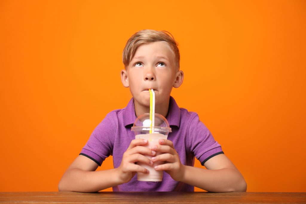 Τι πρέπει να πίνουν τα παιδιά για να προστατευθούν από την παχυσαρκία όταν μεγαλώσουν