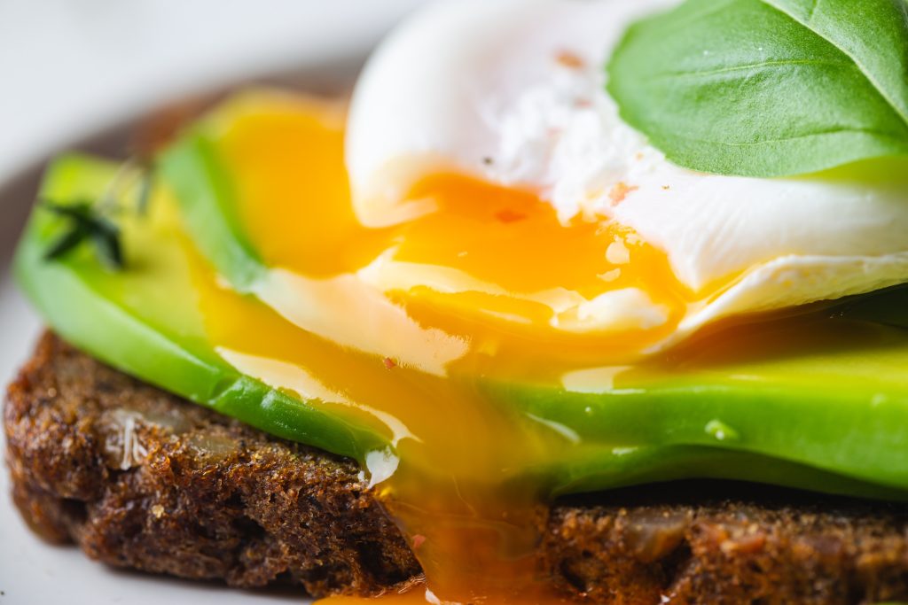 Πώς να φτιάξετε το τέλειο αυγό ποσέ στον φούρνο μικροκυμάτων – Έτοιμο σε 1 λεπτό
