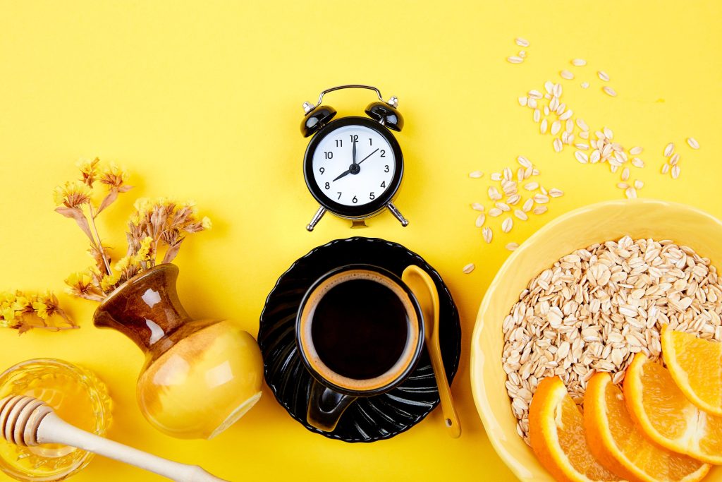 Τι ώρα πρέπει να τρώμε πρωινό για να ενισχύσουμε τον μεταβολισμό και να χάσουμε βάρος