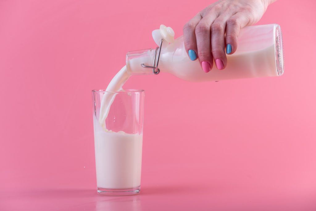 Ποιο είναι το πιο υγιεινό γάλα και ποιο να αποφεύγουμε, σύμφωνα με διαιτολόγο