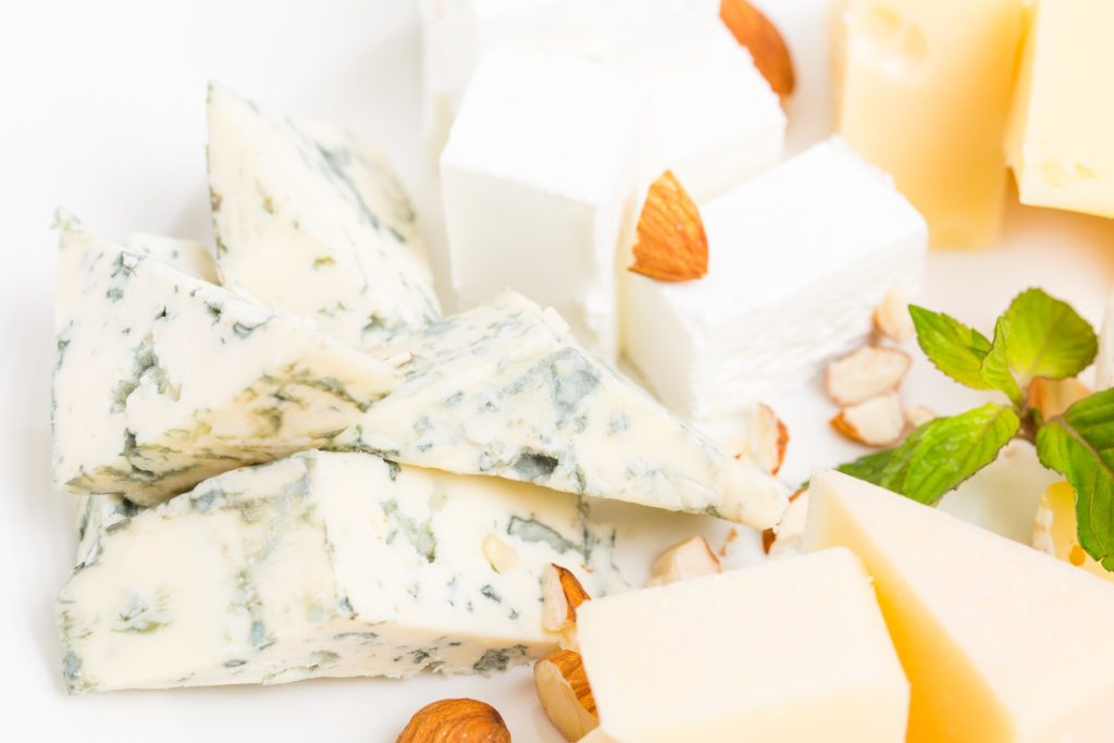 3 τυριά που κρύβουν κινδύνους για την υγεία – Είναι νόστιμα αλλά ανθυγιεινά