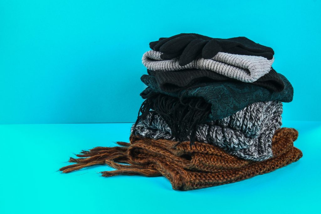 Πώς να αποθηκεύσετε τα χειμωνιάτικα ρούχα – Πρέπει να τα κρεμάτε ή να τα διπλώνετε;