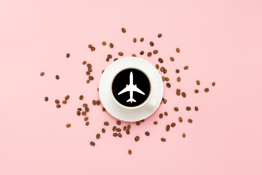 Γιατί δεν πρέπει να πίνετε νερό ή καφέ στα αεροπλάνα – Τι αποκάλυψε μελέτη