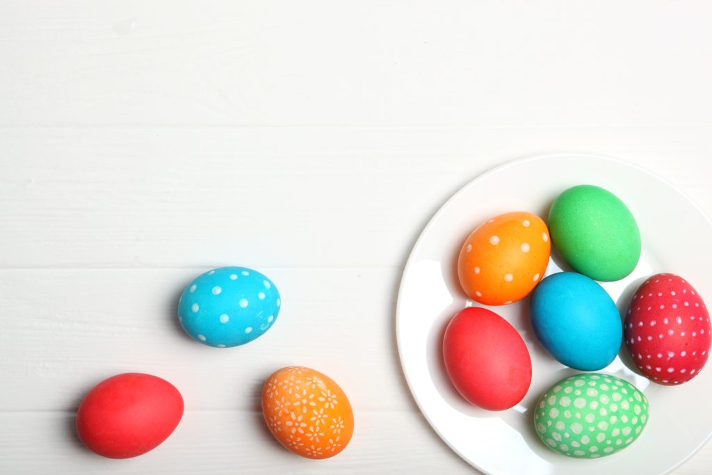 Πώς θα βάψετε τα κόκκινα αυγά σήμερα, Μεγάλη Πέμπτη – Τι να προσέξετε