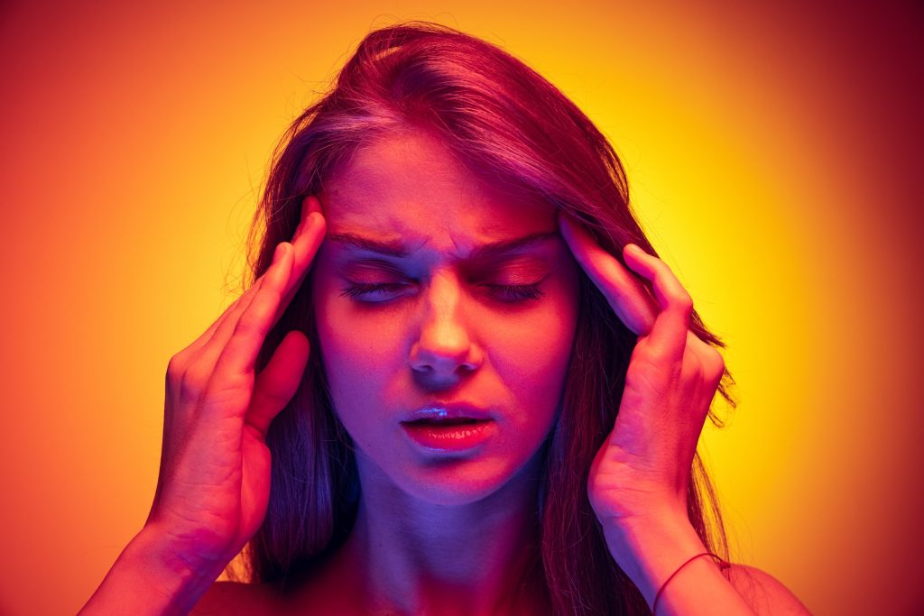 Πονοκέφαλος από τη ζέστη: Συμπτώματα και αντιμετώπιση – Πότε μπορεί να είναι ηλίαση