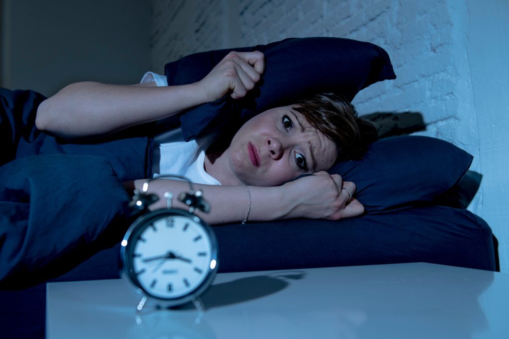Ξυπνάτε την ίδια ώρα κάθε βράδυ; Τι φταίει και πώς θα το αντιμετωπίσετε