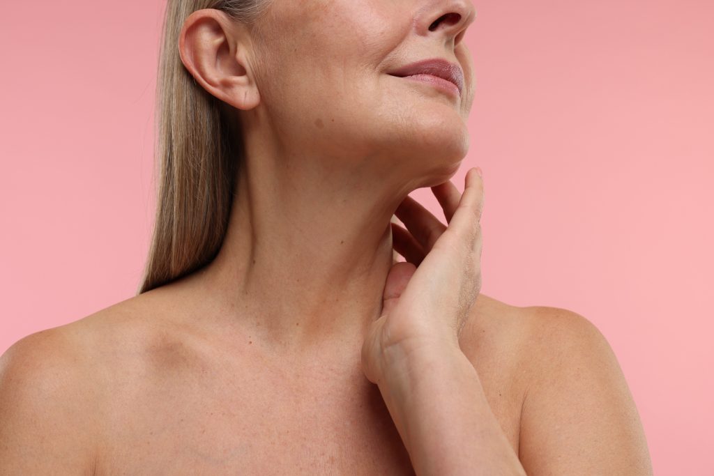 Ρυτίδες στο λαιμό: Πώς θα τις αντιμετωπίσετε, σύμφωνα με την Cleveland Clinic – Τα καλύτερα προϊόντα για πρόληψη