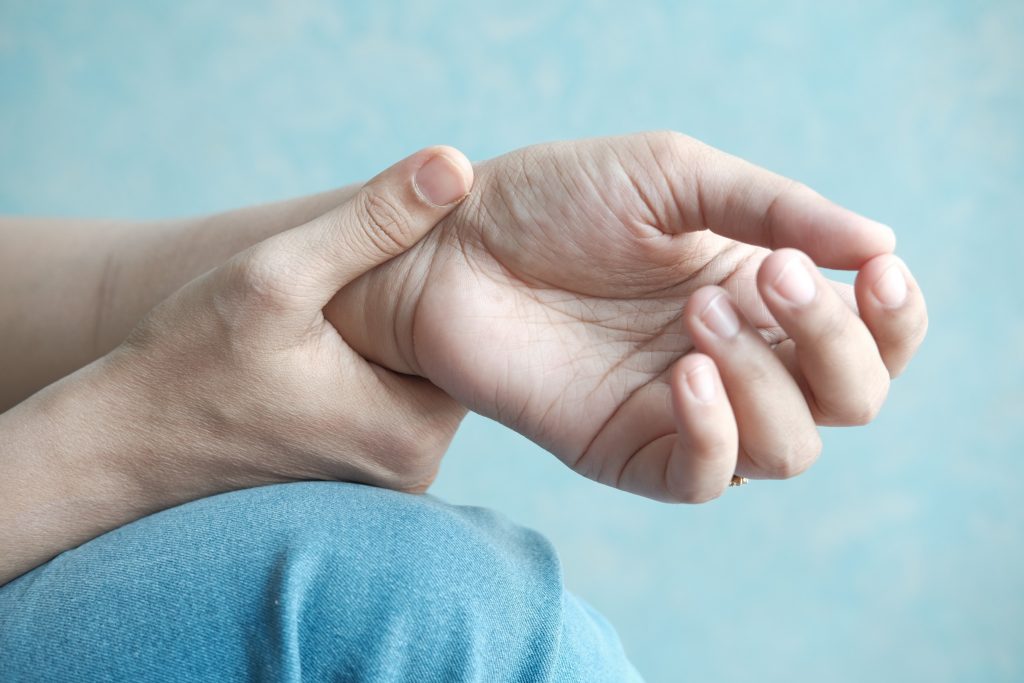 Πρήξιμο στα δάχτυλα, τα χέρια ή τον καρπό: Πότε είναι σύμπτωμα για 3 σοβαρές παθήσεις