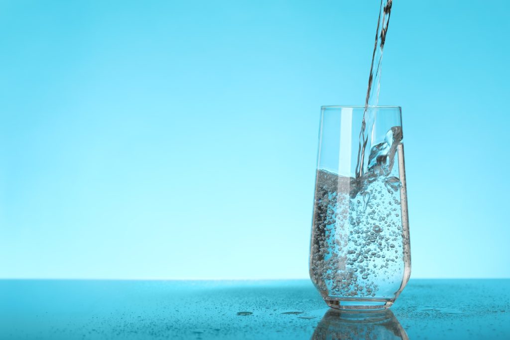 Ανθρακούχο νερό: Ποια τα οφέλη του και πότε δεν πρέπει να το πίνετε