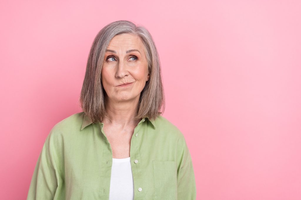 Εμμηνόπαυση: Τα προβλήματα που προκαλεί στα μαλλιά – Ποια προϊόντα τα προστατεύουν