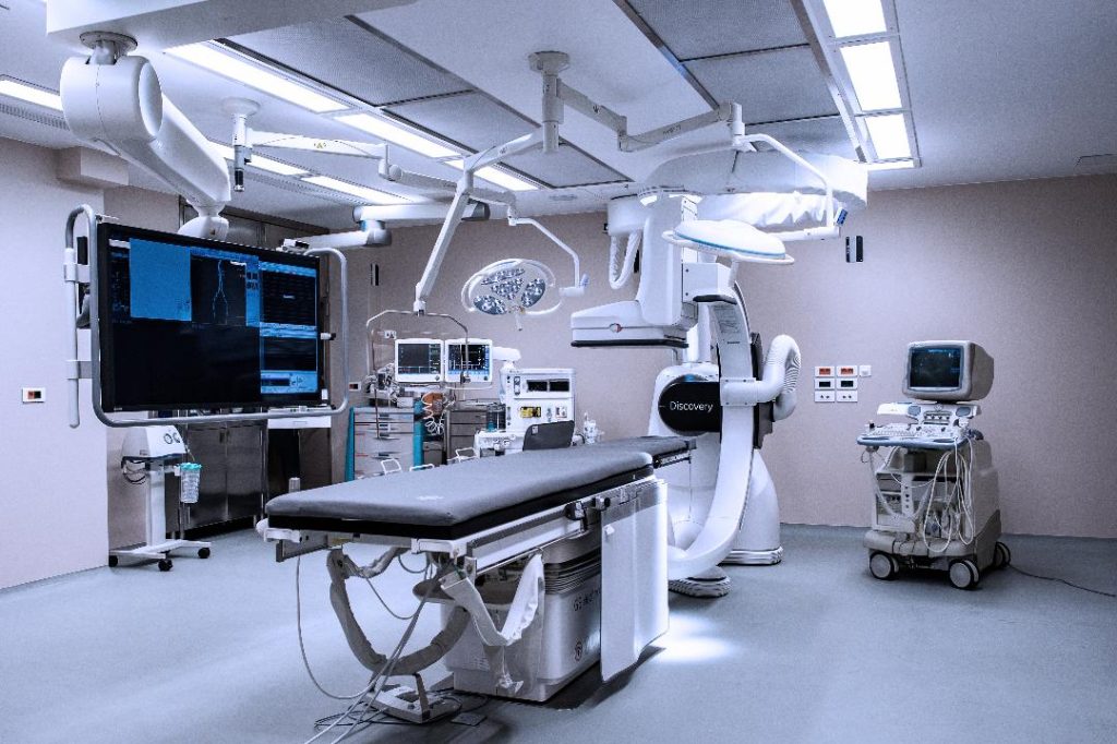 Υβριδικό χειρουργείο: Η επανάσταση στη θεραπεία των πολύπλοκων αγγειοχειρουργικών παθήσεων