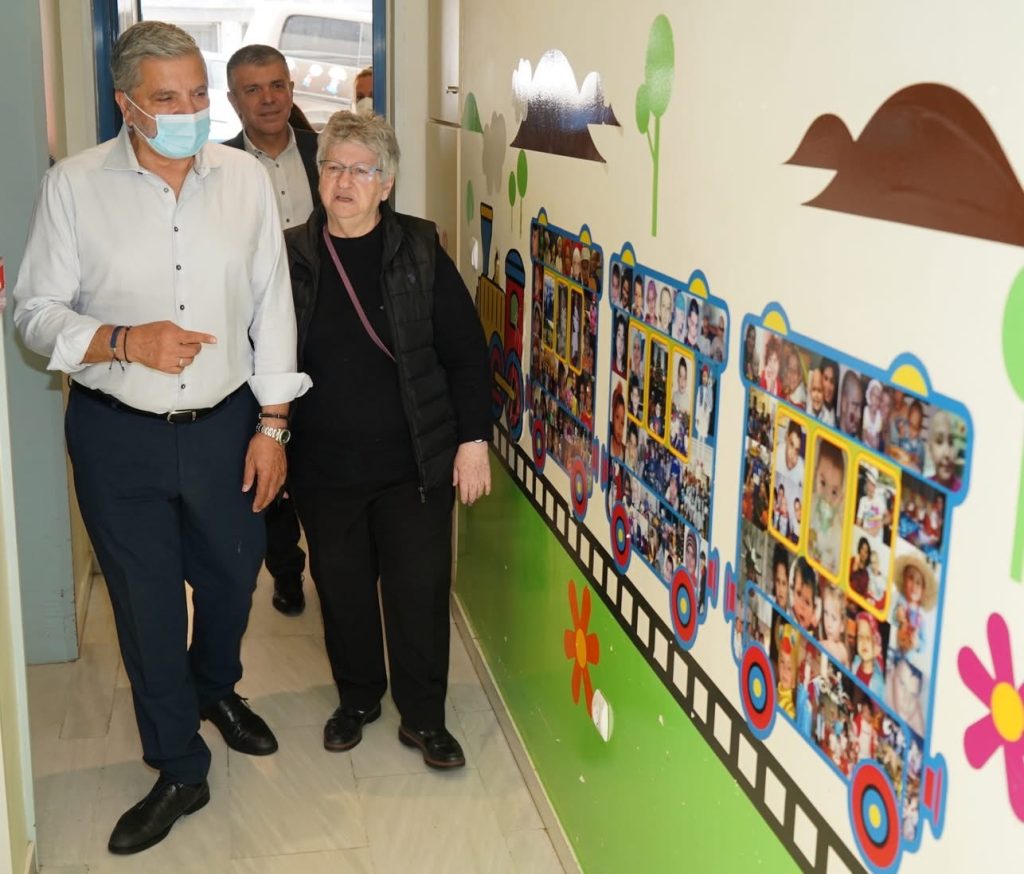 Γιώργος Πατούλης: Επίσκεψη στο Σύλλογο ΦΛΟΓΑ – Μια πράξη αγάπης και προσφοράς στα παιδιά που δίνουν μάχη με τον καρκίνο