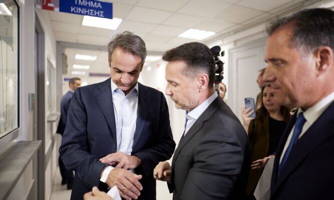 Επίσκεψη Κυριάκου Μητσοτάκη στο νοσοκομείο «Ευαγγελισμός»-Δοκίμασε το «βραχιολάκι»