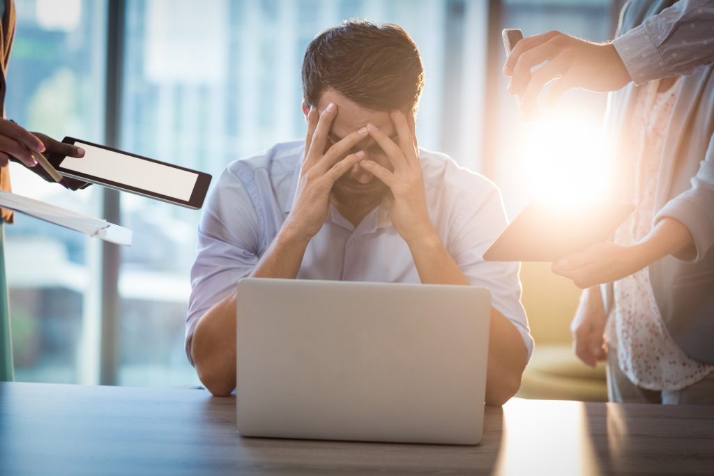Έχετε burnout; 10 σημάδια που δείχνουν ότι η δουλειά σάς εξαντλεί