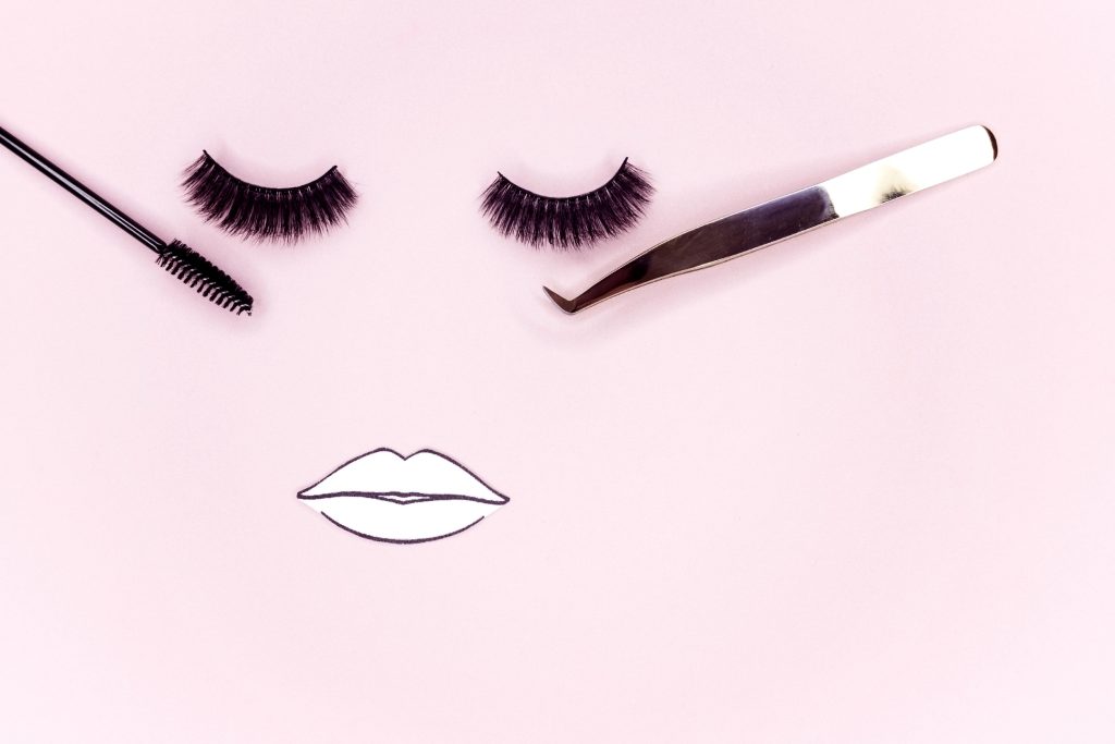 Πεσμένα βλέφαρα: Πώς να εφαρμόσετε το eyeliner για να αναζωογονήσετε το βλέμμα σας μετά τα 50