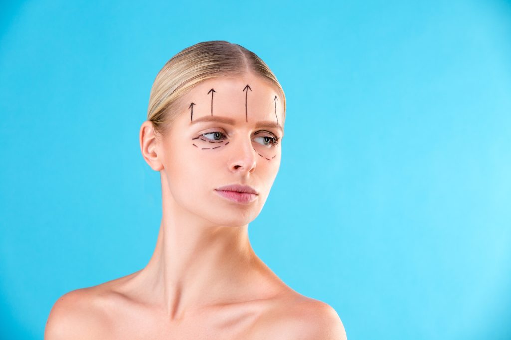 Βελονισμός προσώπου: Τι είναι το «φυσικό Botox» που κάνουν η Kim Kardashian και η Gwyneth Paltrow