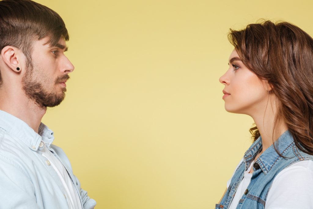 Gaslighting: Οι 6 φράσεις που χρησιμοποιούν για να σας χειραγωγήσουν