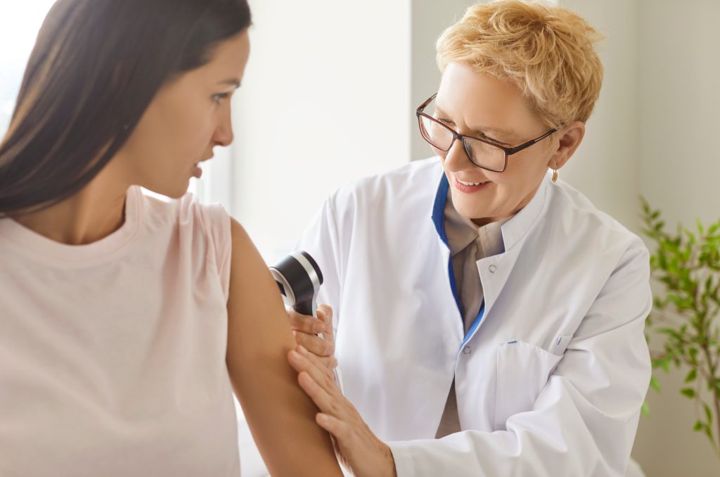HPV: Τι ισχύει πραγματικά για κονδυλώματα και μυρμυγκιές, τη μετάδοση και τη θεραπεία τους