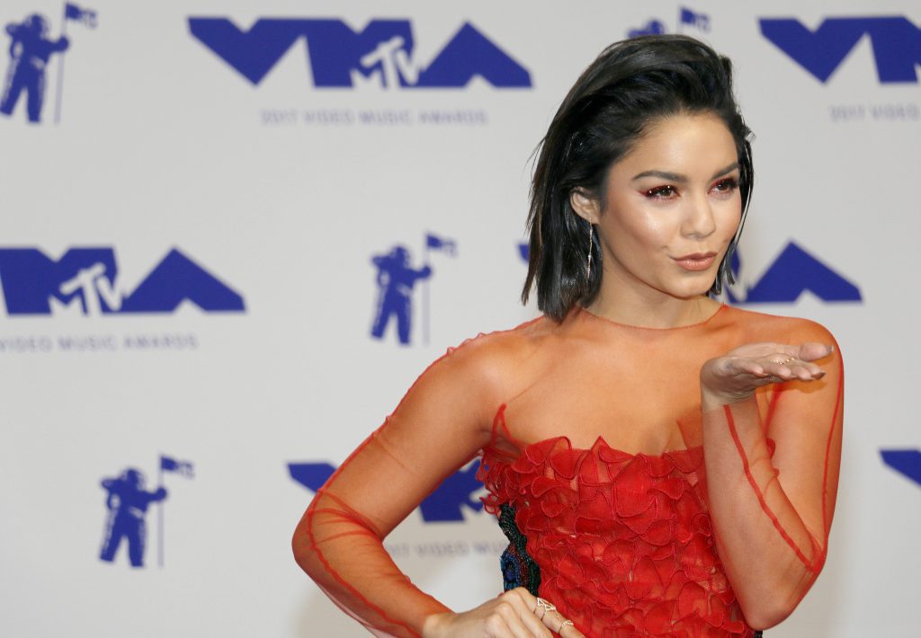 Τα «Cat Eye» νύχια σε ουδέτερους τόνους της Vanessa Hudgens θα γίνει το απόλυτο φθινοπωρινό τρεντ – Δείτε video