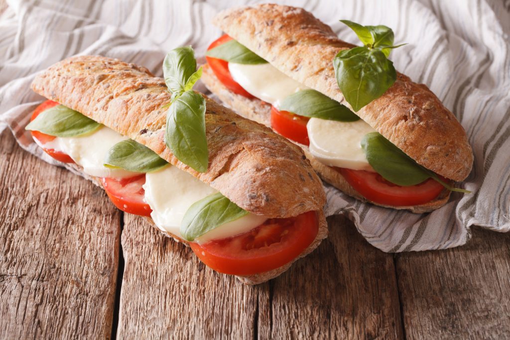 Caprese sandwich: Δροσερό και εύκολο σνακ, έτοιμο σε 5 λεπτά