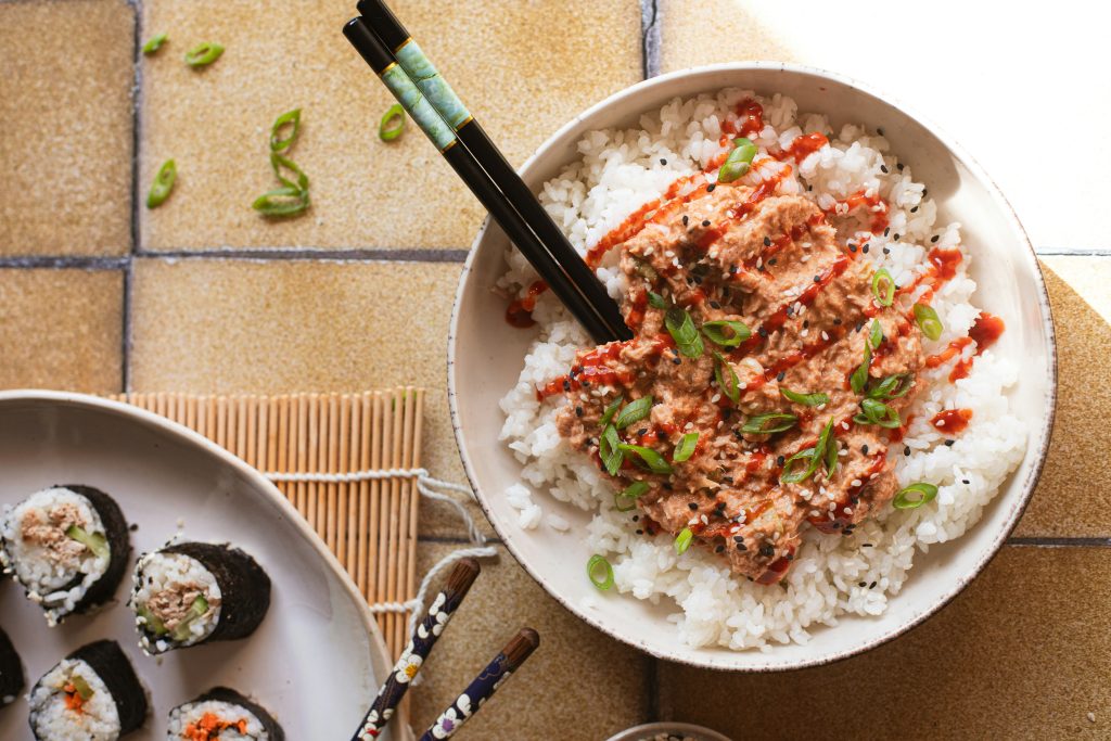 Γρήγορο και πικάντικο rice bowl με τόνο για όταν βαριέστε να μαγειρέψετε