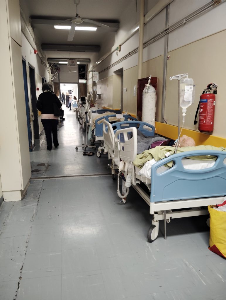 Το νοσοκομείο Νίκαιας πνίγεται στα ράντζα-Κατά 40 κλίνες μειώθηκε η δύναμη του λόγω ανακαινίσεων