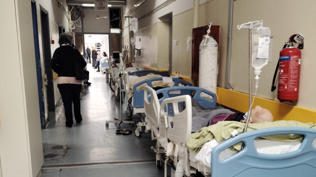Το νοσοκομείο Νίκαιας πνίγεται στα ράντζα-Κατά 40 κλίνες μειώθηκε η δύναμη του λόγω ανακαινίσεων
