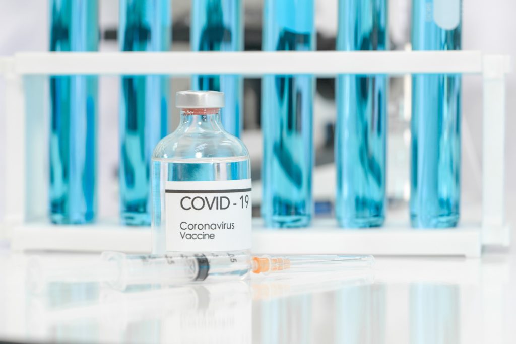 Κορεάτικη μελέτη συνδέει το εμβόλιο της Covid-19 με 6 τύπους καρκίνου – Τι απαντούν οι ειδικοί