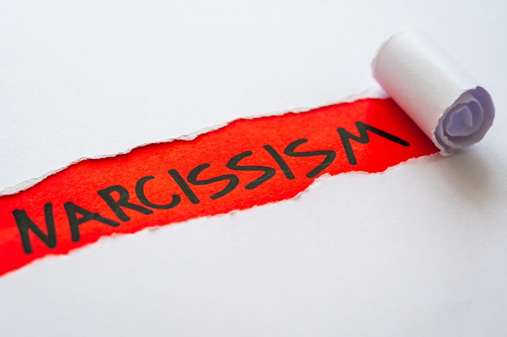 Τα 9 σημάδια που μπορεί να δείχνουν ότι κάποιος είναι ναρκισσιστής, σύμφωνα με το Cleveland