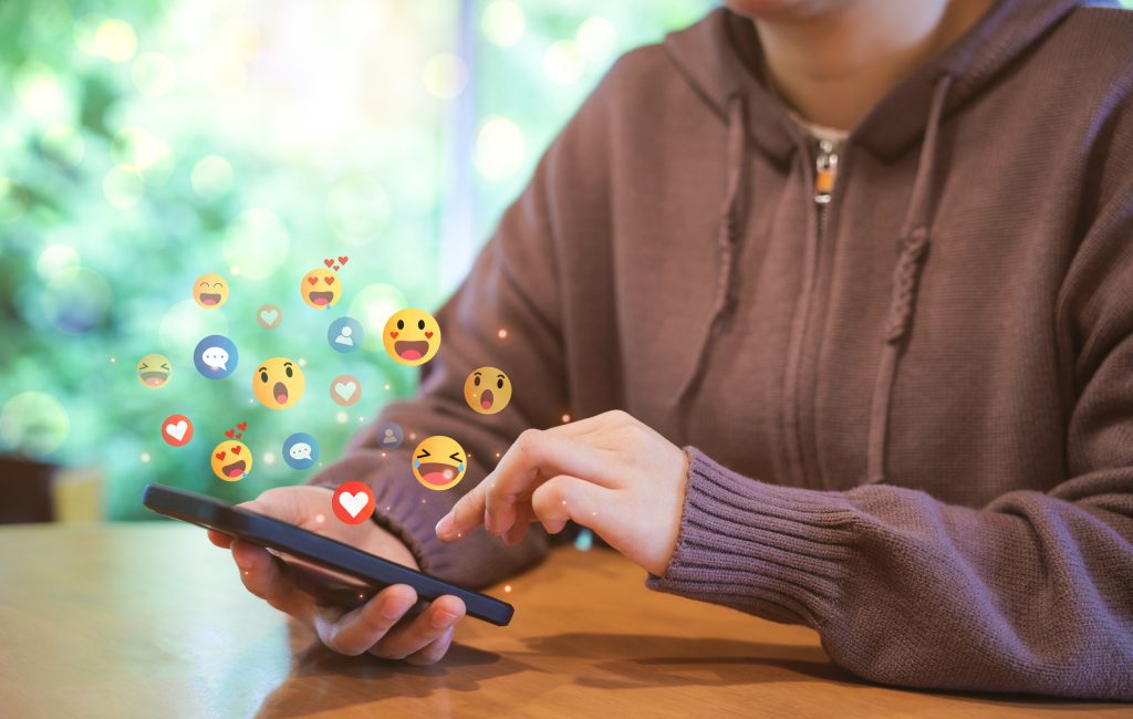 Emojis: Οι νέες γενιές τα ερμηνεύουν διαφορετικά – Μάθετε τι σημαίνουν για να μην παρεξηγηθείτε