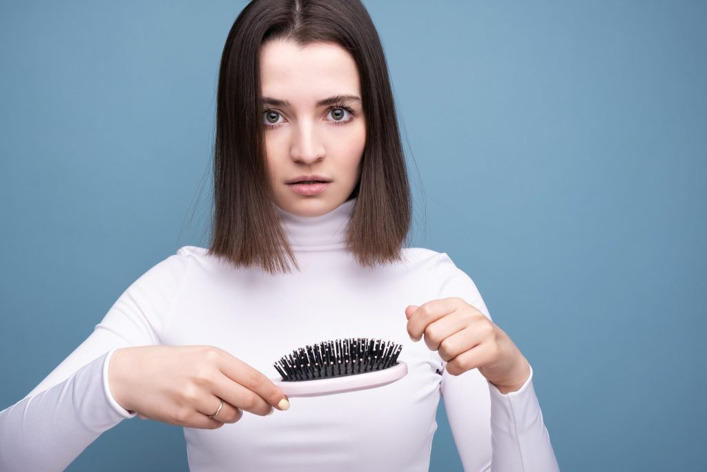 Φθινοπωρινή τριχόπτωση: Πότε να ανησυχήσουμε και πώς να την αντιμετωπίσουμε