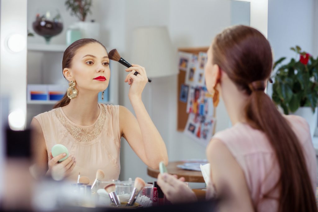 Το makeup hack που μπορεί να εξαφανίσει τα σπυράκια σε δευτερόλεπτα