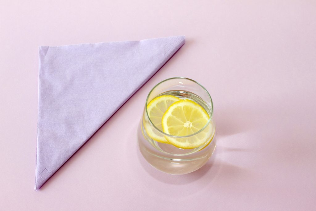 Νερό με λεμόνι ή σκέτο νερό; Ποιο είναι πιο υγιεινό και πρέπει να πίνουμε, σύμφωνα με τους ειδικούς;