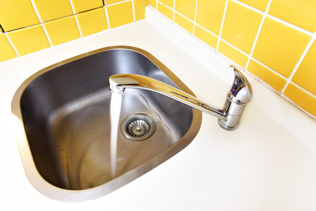 Καθαριότητα: Πώς να κάνετε τον νεροχύτη της κουζίνας να λάμψει;