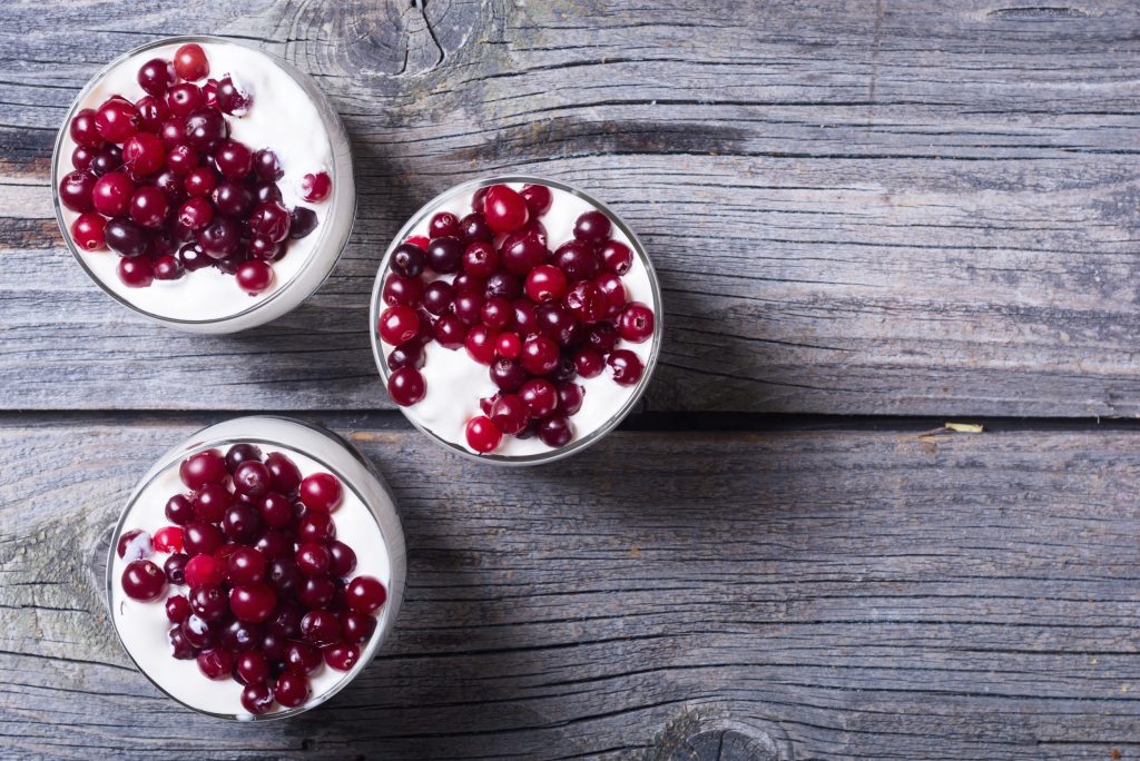 Overnight oatmeal με γεύση cranberry cheesecake – Το πιο εύκολο πρωινό που ετοιμάζεται από το προηγούμενο βράδυ