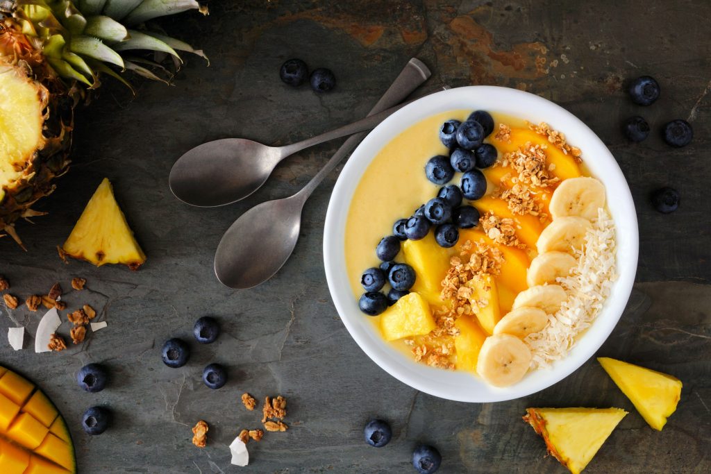 Smoothie bowl με αμύγδαλα και μάνγκο