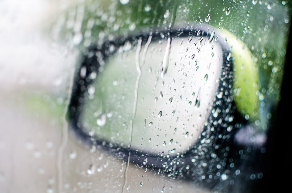 Θολά τζάμια στο αυτοκίνητο: Το κόλπο με το αλάτι για να τα αποφύγετε χωρίς να ανάψετε τη θέρμανση