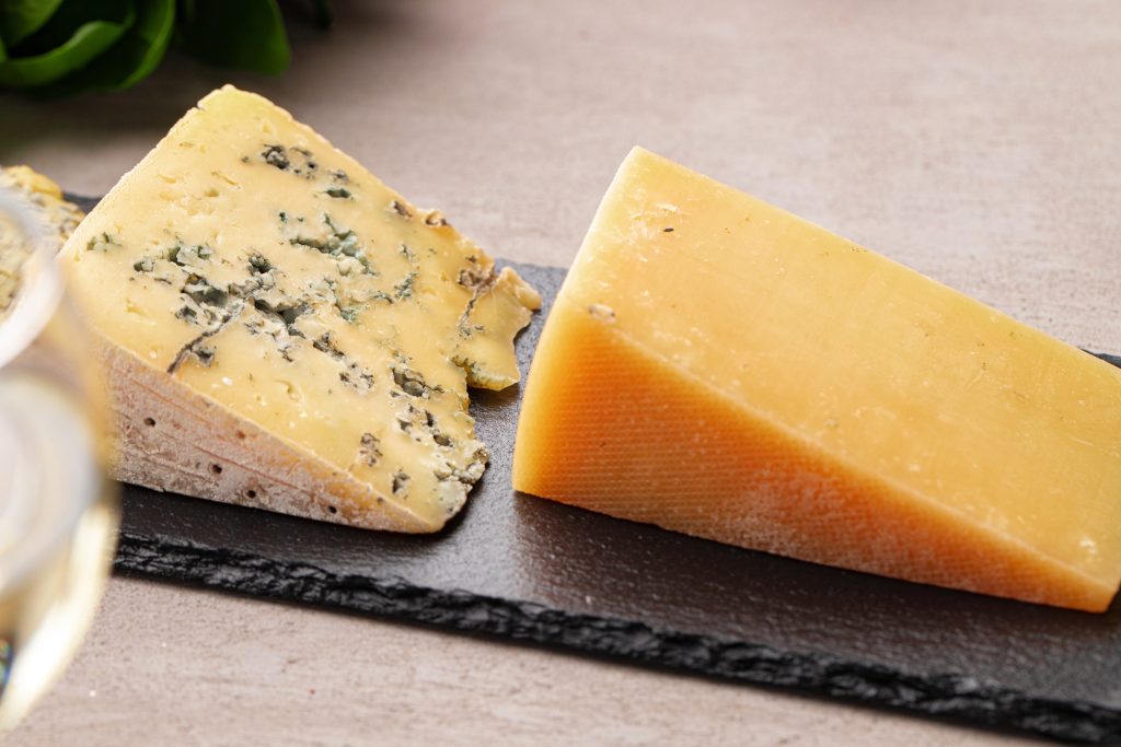 Γιατί μπορούμε να φάμε τυρί με μούχλα αλλά ποτέ χαλασμένο κρέας – Τι να προσέχουμε;