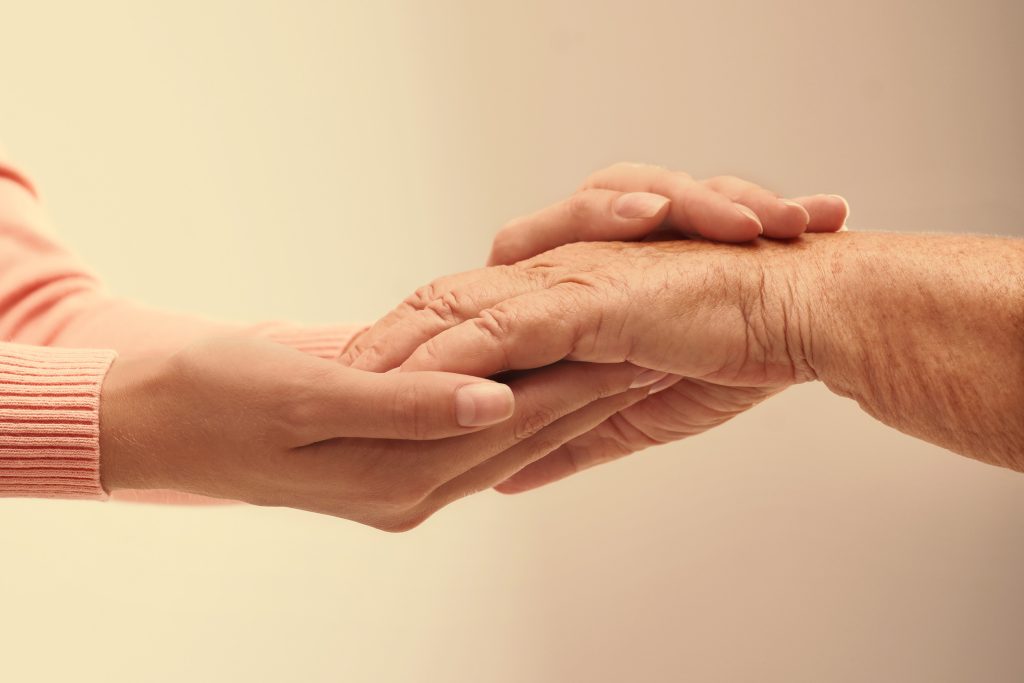 Ποια συμπεριφορά απέναντι στους συνανθρώπους μας μπορεί να μειώσει τον κίνδυνο για άνοια κατά 20%, σύμφωνα με μελέτη