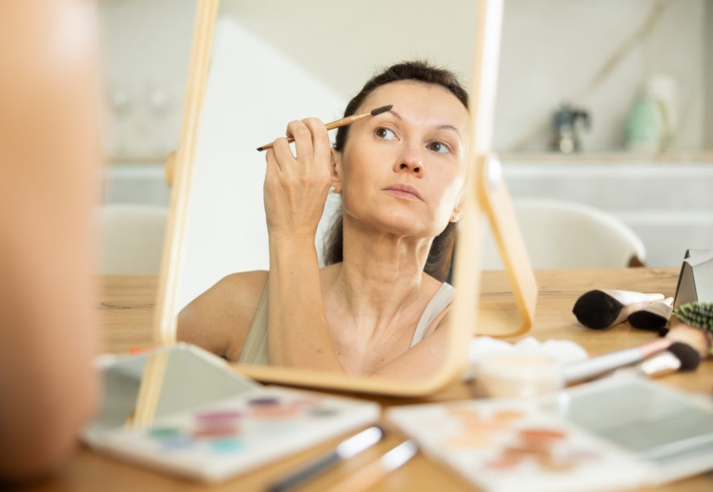 Αραιά φρύδια μετά τα 50: Φταίει η εμμηνόπαυση ή τα beauty trends; Τι μπορείτε να κάνετε